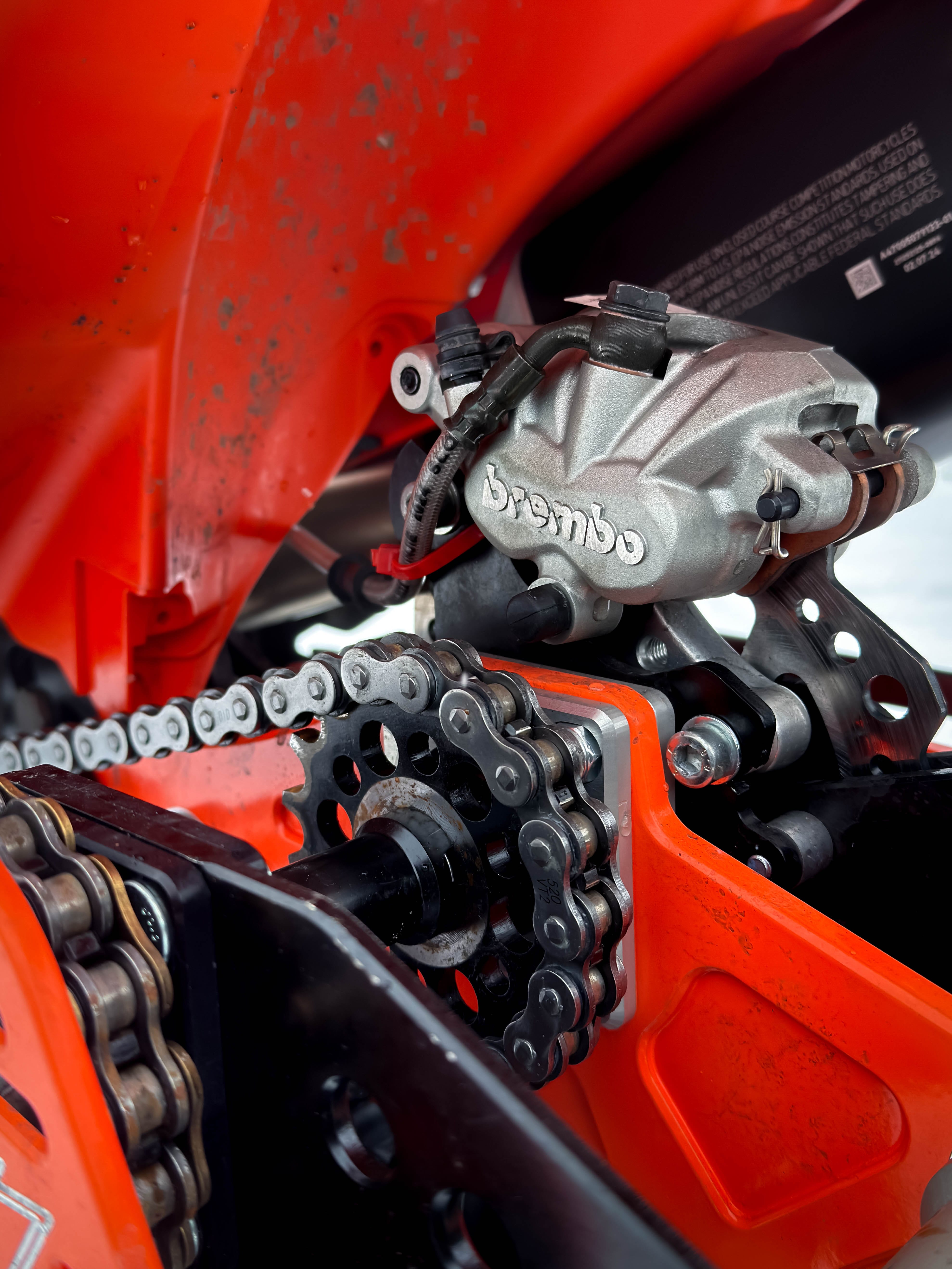 Сніговий мотоцикл KTM стоїть у глибокому снігу