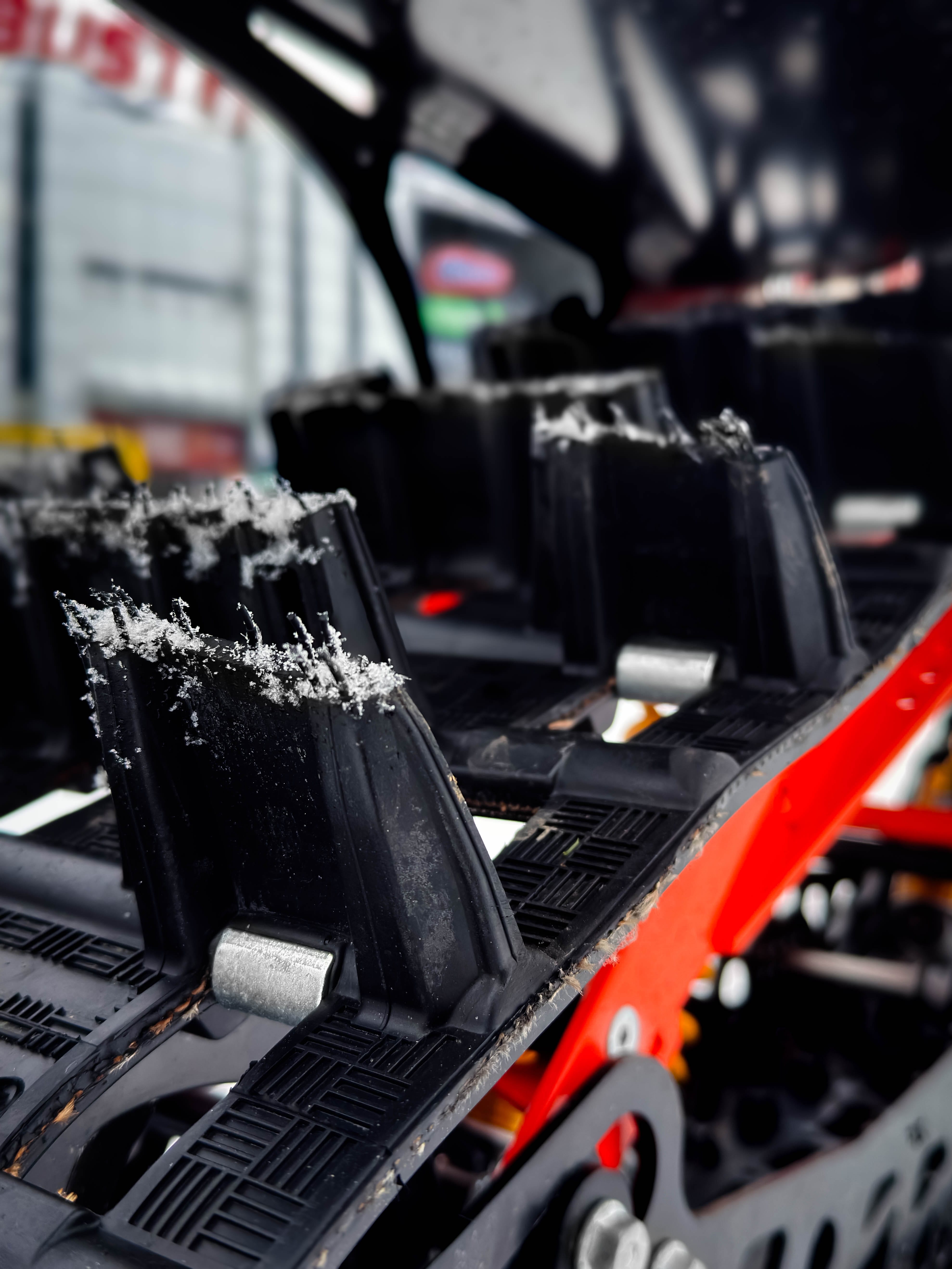 Сніговий велосипед KTM на зимовій стежці