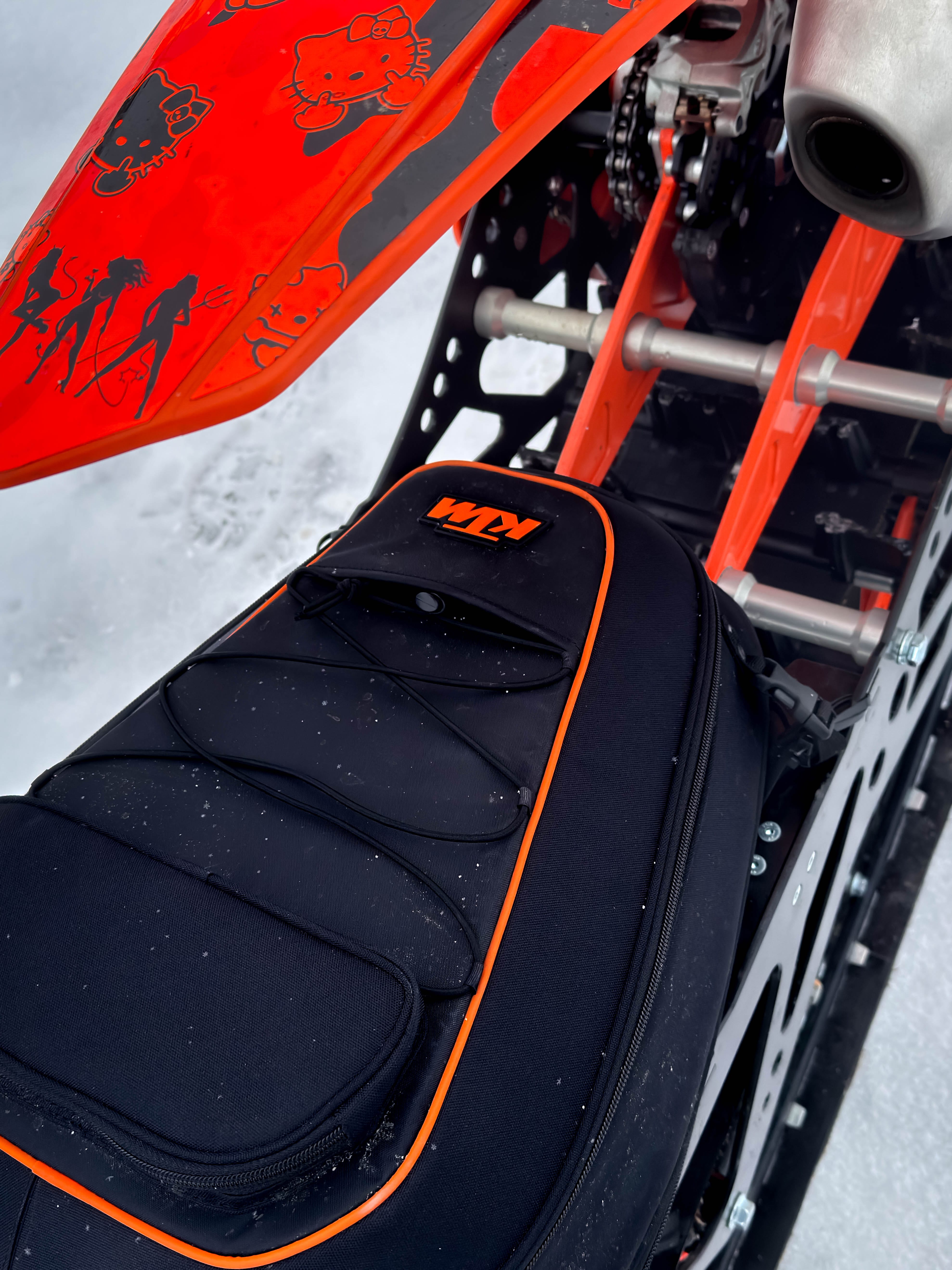 Сніговий велосипед KTM припаркований у засніжених горах