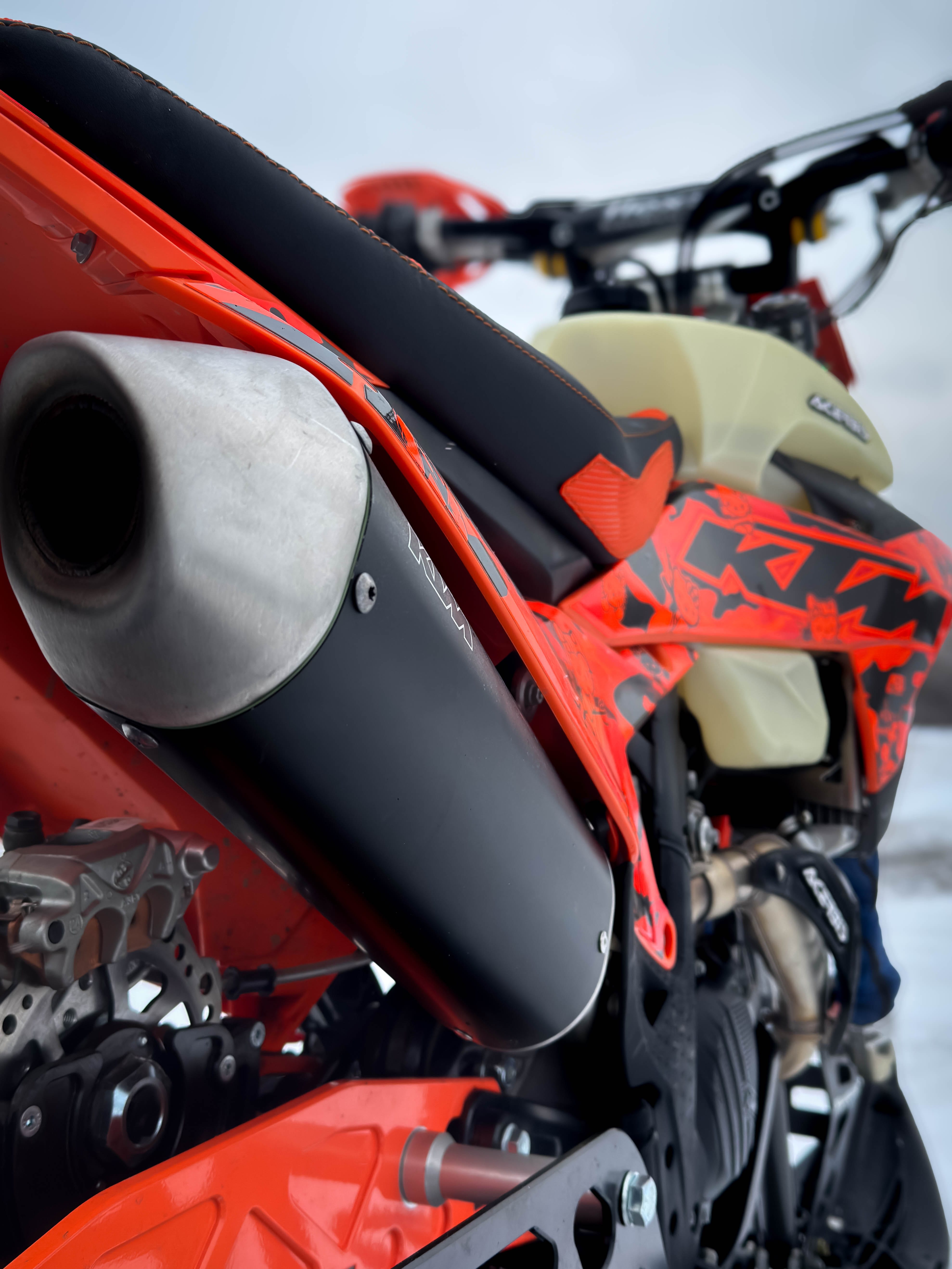 Крупний план снігового велосипеда KTM в оренду