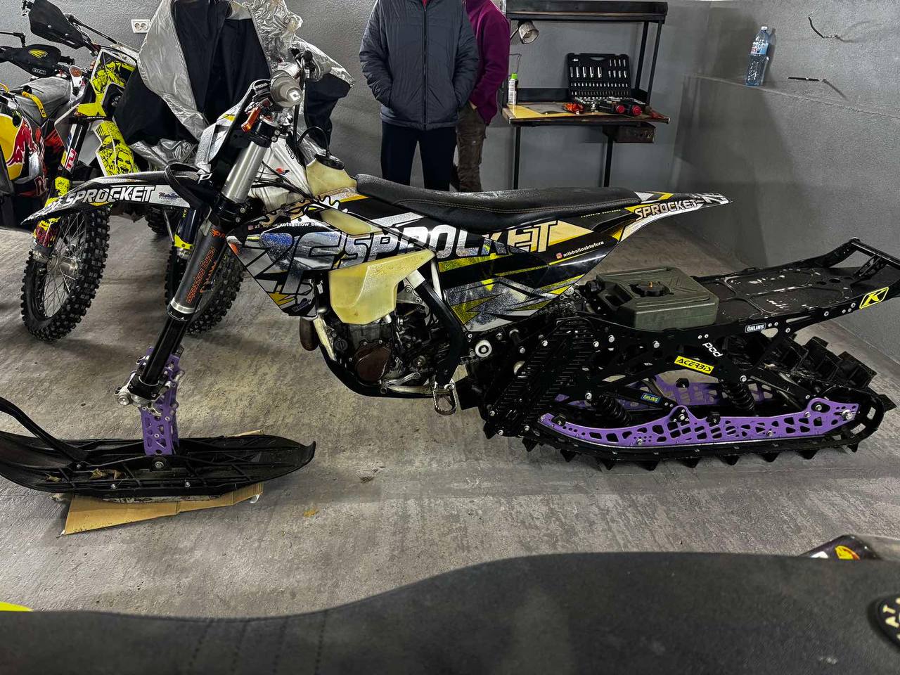 Сноубайк KTM 450 з гусеницею для їзди по снігу