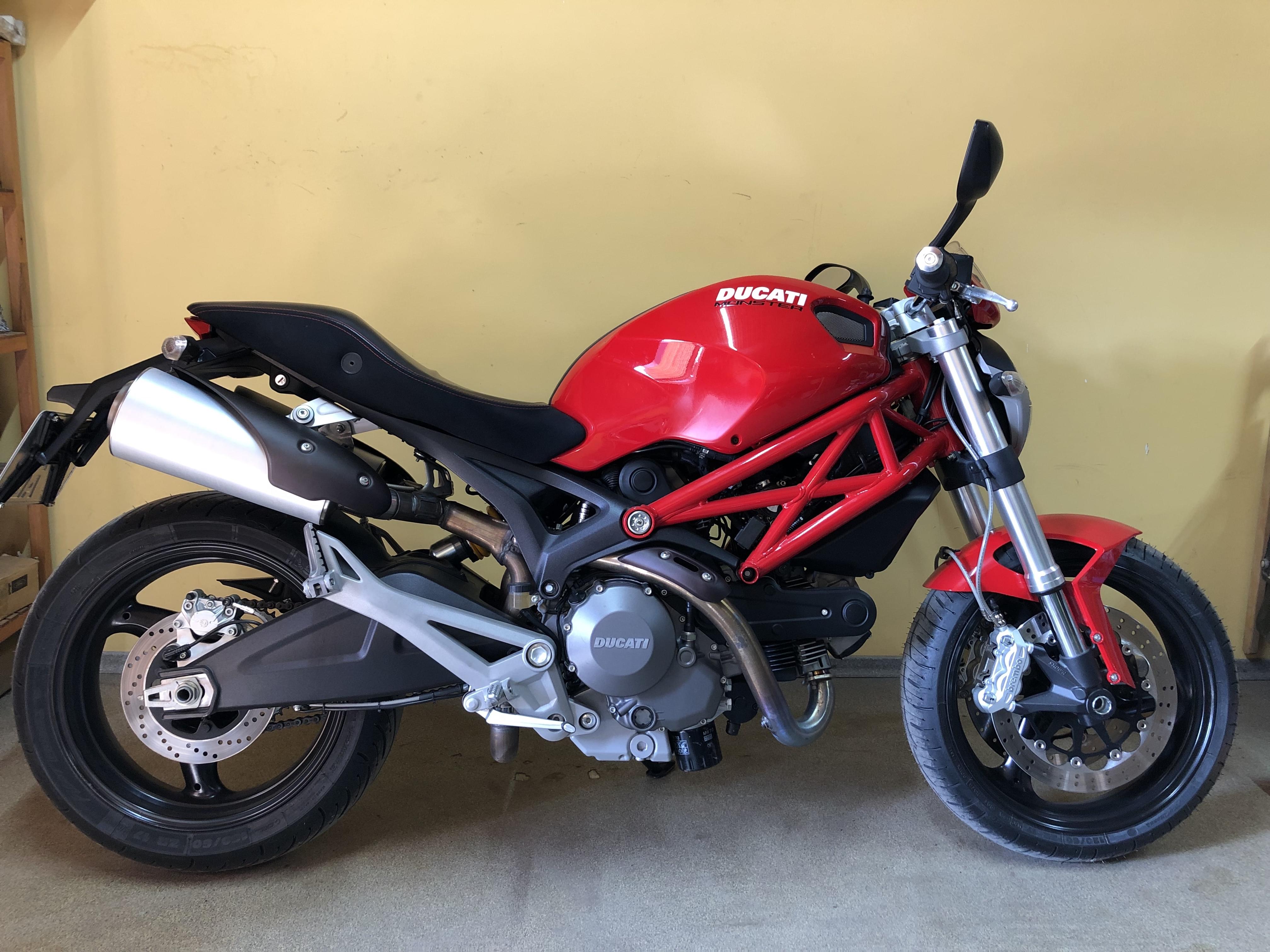 Оренда мотоцикла Ducati Monster 696